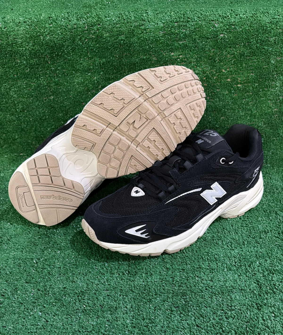 New Balance 725 Black Metallic Silver