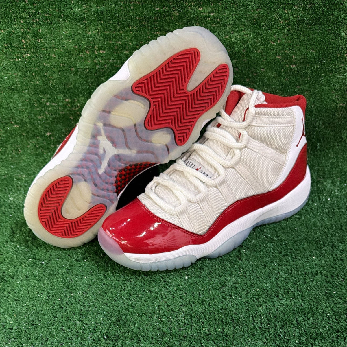 Jordan Retro 11 Cherry ( Size 6 )