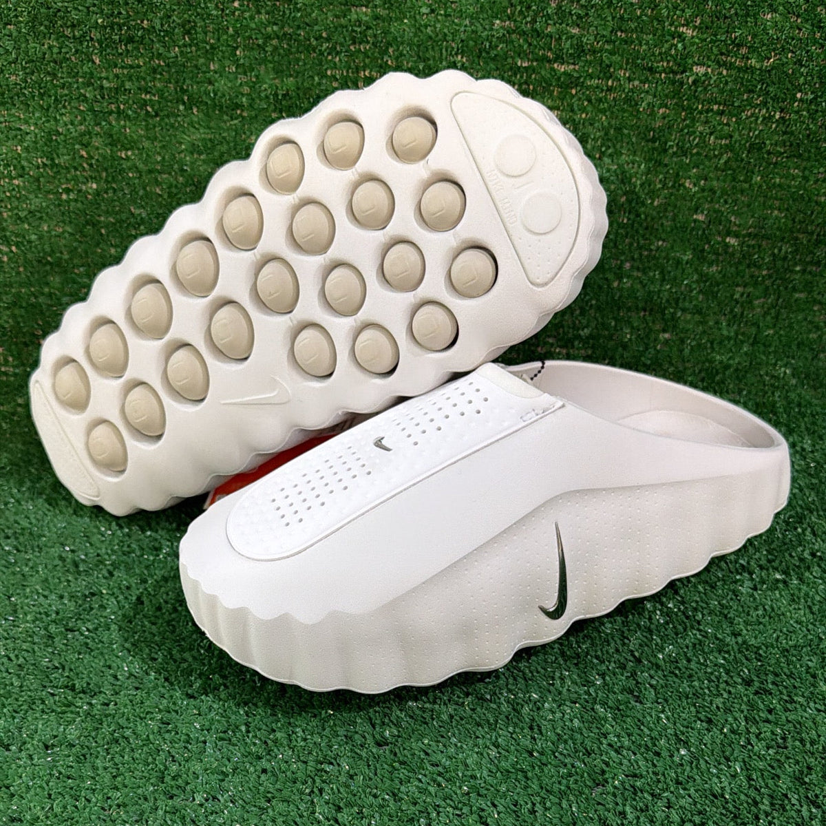 W Nike Mind 001 Summit White /Metallic Silver ( Size 9 )